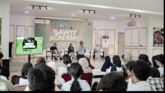 Praktisi perkebunan Ahmad Taufan Hidayat memaparkan peran strategis kelapa sawit dalam kegiatan Sawit Academy Eps. USU.